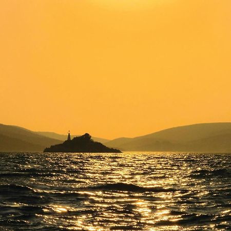 Amazing Apartment In Saldun With Wifi Trogir Exteriör bild