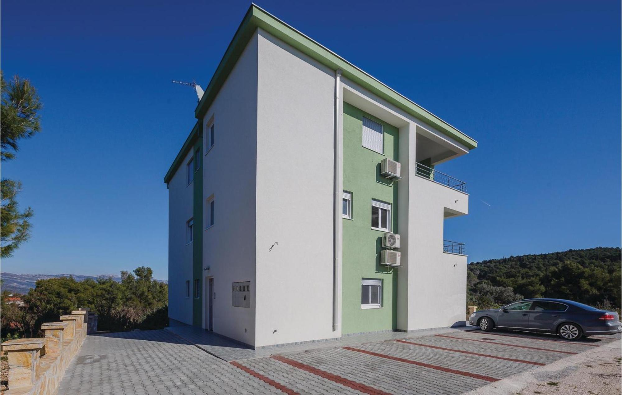 Amazing Apartment In Saldun With Wifi Trogir Exteriör bild